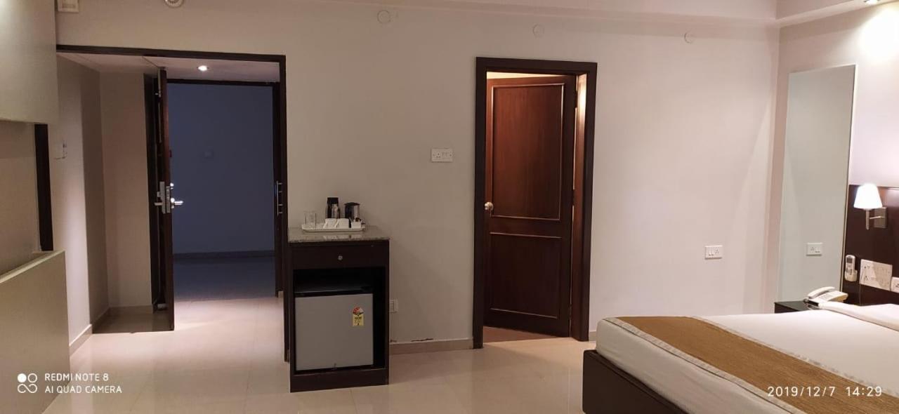 The Curzon Court Hotel Bangalore Buitenkant foto